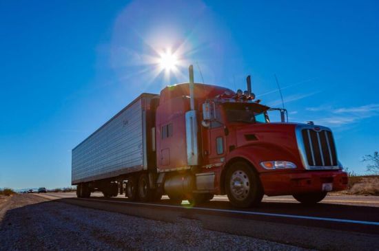 Trump revoca miles de licencias a transportistas migrantes y apuesta por veteranos